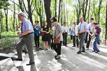 張自忠孫兒孫媳東山草堂祭祖父
