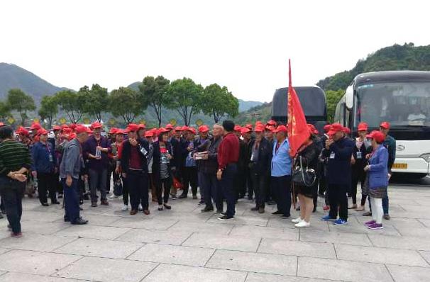 江西南昌縣胡氏組團(tuán)來(lái)安徽績(jī)溪龍川參