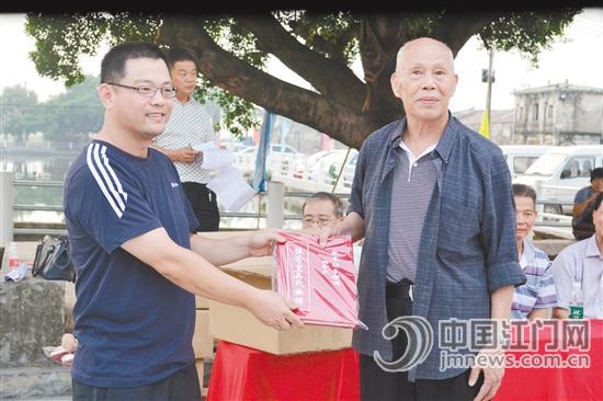 兩位老人花費十五年 編著開平樓岡《桂芳里吳氏族譜》