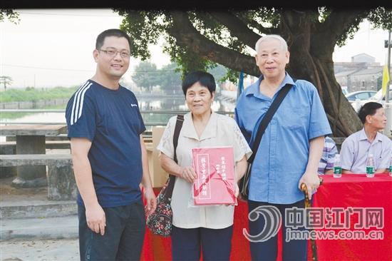 兩位老人花費十五年 編著開平樓岡《桂芳里吳氏族譜》